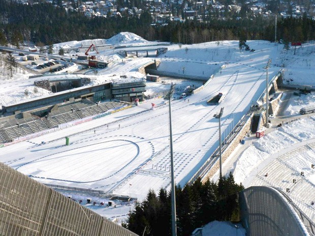 Biathlon-Stadion am Holmenkollen von Oslo - Foto: Michel van Balkum